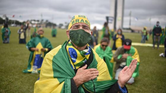 Defensores del presidente brasileño Jair Bolsonaro, realizan un acto de protesta en la capital federal Brasilia, contra el Supremo Tribunal de Justicia (STF) de Brasil, los presidentes de la Cámara de Diputados y del Senado federal y los gobernadores que apoyan la cuarentena durante la pandemia de coronavirus que ya ha dejado a más de 10 mil personas fallecidas en el país.  Foto: Andre Borges - EFE 