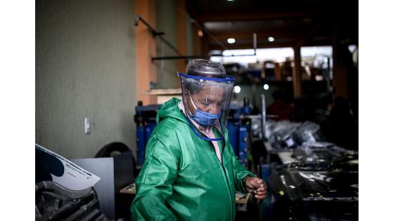 Para evitar la propagación del Covid-19, una microempresa del municipio de Soacha creó unos elementos de bioseguridad llamados ‘Caretas de vida’, que consiste en la fabricación en serie de máscaras antifluido, de bajo costo, elaboradas en polietileno reciclable.  Foto: Juancho Torres - Anadolu