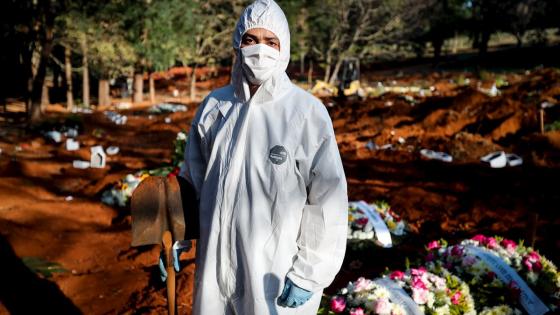 Así es el día a día de los sepultureros del cementerio brasileño de Vila Formosa, el mayor de Latinoamérica, en plena pandemia de coronavirus: "Es un cuerpo detrás de otro, no paramos".  Foto:  Fernando Bizerra - EFE