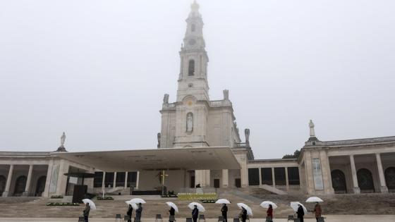 Este año el día de la virgen de Fátima se celebra sin la presencia física de los peregrinos debido a la pandemia de Covid-19, sin embargo hoy se realizo una peregrinación en la Basílica de Nuestra Señora del Rosario en el santuario de Fátima.  Foto: Paulo Novais - EFE 