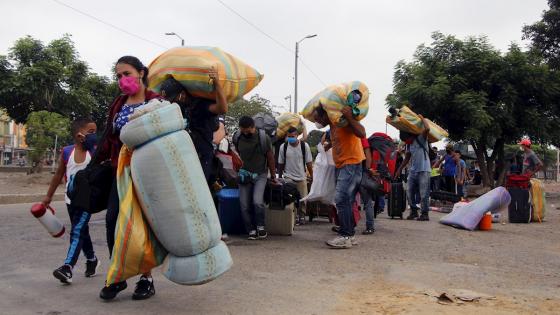 El deseo de miles de venezolanos de regresar a su país por la pandemia del coronavirus, que los dejó sin oportunidades de trabajo en Colombia, se ha convertido en toda una odisea para familias enteras que a diario chocan con todo tipo de obstáculos para llegar hasta la frontera.   Foto: Alex Pérez - EFE 
