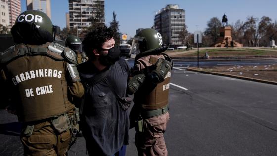 Fuerzas Especiales de Carabineros acompañaron a los manifestantes durante una concentración en la Plaza Italia de Santiago (Chile), con motivo de la celebración del Día Internacional del Trabajador.  Foto: Alberto Valdés