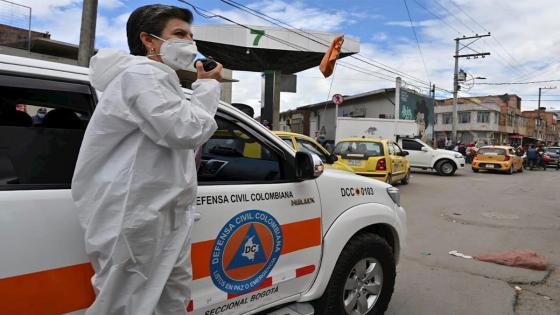 Funcionarios de la Alcaldía de Bogotá y el Ejército participan en una jornada de limpieza y desinfección en la zonas que tiene más casos confirmados de Coronavirus en Bogotá.  Foto: Alcaldía de Bogotá 