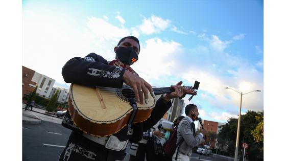 La situación de estos músicos es "más que difícil", ya que no se les ha permitido trabajar, como a miles de trabajadores en el sector de la economía informal, desde la declaración de la cuarentena contra el coronavirus.   Foto: Juan David Gallego - Anadolu 