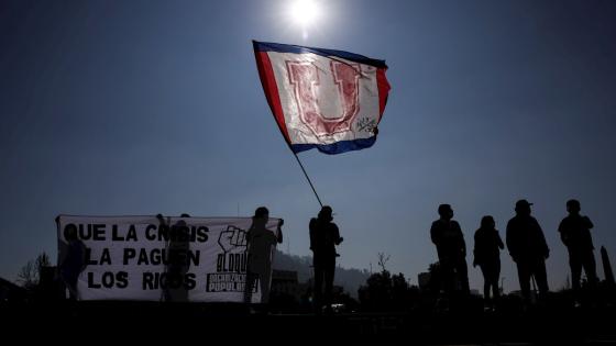Fuerzas Especiales de Carabineros acompañaron a los manifestantes durante una concentración en la Plaza Italia de Santiago (Chile), con motivo de la celebración del Día Internacional del Trabajador.  Foto: Alberto Valdés