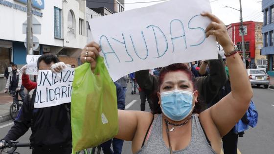 Trabajadores del sector del calzado participan en una marcha en la que exigen que se hagan efectivas las ayudas del Gobierno, al no contar con ningún ingreso económico y sin la posibilidad de poder trabajar debido a la cuarentena nacional por cuenta de la pandemia por coronavirus.  Foto: Mauricio Dueñas - EFE