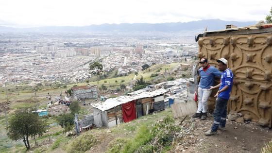 Resignación e impotencia son los sentimientos que embargan a niños, mujeres y hombres del barrio Altos de la Estancia, en el sur de Bogotá, tras ser desalojados de sus precarias viviendas en plena cuarentena decretada por el Gobierno colombiano para frenar la expansión del coronavirus.  Foto: Mauricio Dueñas Castañeda