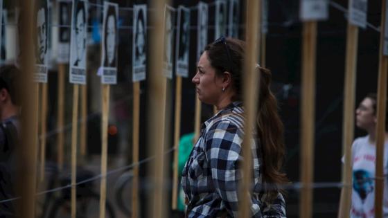 Cientos de miles de personas invaden las calles para marchar, en silencio, por los casi 200 detenidos desaparecidos en la dictadura cívico-militar (1973-1985). Sin embargo, el Covid-19 cambió los planes de la 25ª edición de esta convocatoria. Este miércoles, la petición de verdad y justicia y las ganas de saber qué pasó con aquellos a quienes parece se tragó la tierra, se escaparon de las calles. Foto: Federico Anfitti - EFE Cientos de miles de personas invaden las calles para marchar, en silencio, por los casi 200 detenidos desaparecidos en la dictadura cívico-militar (1973-1985). Sin embargo, el Covid-19 cambió los planes de la 25ª edición de esta convocatoria. Este miércoles, la petición de verdad y justicia y las ganas de saber qué pasó con aquellos a quienes parece se tragó la tierra, se escaparon de las calles. Foto: Federico Anfitti - EFE