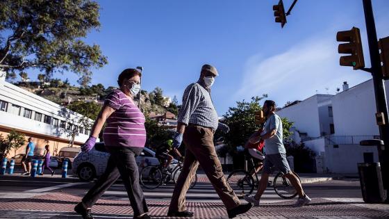Miles de españoles salieron por primera vez desde que se decretó el estado de alarma a hacer deporte y pasear cuando la séptima semana de confinamiento llega a su fin, aunque lo harán con limitaciones.