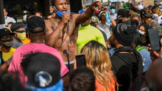 Un video publicado en línea el 25 de mayo muestra a George Floyd suplicando a los oficiales que lo arrestaron que no podía respirar cuando un oficial se arrodilló sobre su cuello.  Foto: Craig Lassig - EFE