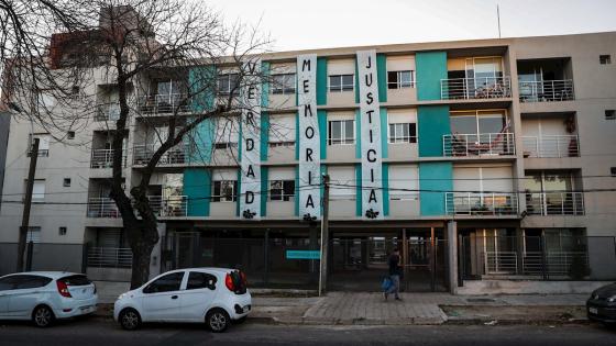 Cientos de miles de personas invaden las calles para marchar, en silencio, por los casi 200 detenidos desaparecidos en la dictadura cívico-militar (1973-1985). Sin embargo, el Covid-19 cambió los planes de la 25ª edición de esta convocatoria. Este miércoles, la petición de verdad y justicia y las ganas de saber qué pasó con aquellos a quienes parece se tragó la tierra, se escaparon de las calles. Foto: Federico Anfitti - EFE Cientos de miles de personas invaden las calles para marchar, en silencio, por los casi 200 detenidos desaparecidos en la dictadura cívico-militar (1973-1985). Sin embargo, el Covid-19 cambió los planes de la 25ª edición de esta convocatoria. Este miércoles, la petición de verdad y justicia y las ganas de saber qué pasó con aquellos a quienes parece se tragó la tierra, se escaparon de las calles. Foto: Federico Anfitti - EFE