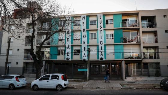 Cientos de miles de personas invaden las calles para marchar, en silencio, por los casi 200 detenidos desaparecidos en la dictadura cívico-militar (1973-1985). Sin embargo, el Covid-19 cambió los planes de la 25ª edición de esta convocatoria. Este miércoles, la petición de verdad y justicia y las ganas de saber qué pasó con aquellos a quienes parece se tragó la tierra, se escaparon de las calles.   Foto: Federico Anfitti - EFE 