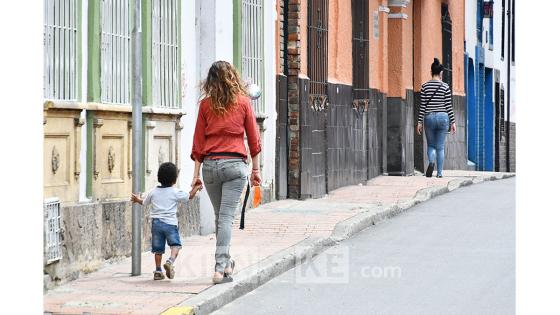 El presidente Iván Duque anunció este martes 5 de mayo que los niños y jóvenes entre 6 y 17 años podrán salir tres veces a la semana durante media hora y acompañados por un cuidador que no esté en el grupo poblacional en riesgo.  Foto: Andrés Lozano - KienyKe.com 