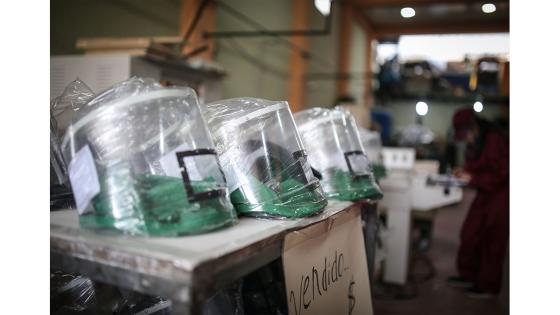 Para evitar la propagación del Covid-19, una microempresa del municipio de Soacha creó unos elementos de bioseguridad llamados ‘Caretas de vida’, que consiste en la fabricación en serie de máscaras antifluido, de bajo costo, elaboradas en polietileno reciclable.  Foto: Juancho Torres - Anadolu