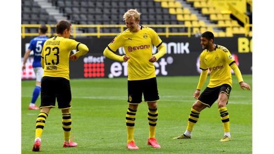 Borussia Dortmund derroto a Schalke 04 en el regreso de la Bundesliga. Haaland, Guerreiro y Hazard anotaron los goles para el Dortmund en un encuentro que finalizo 4-0 a favor del equipo local.  Foto: Martin Meissner