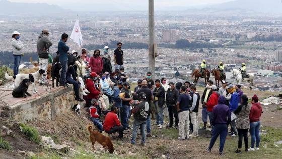 Resignación e impotencia son los sentimientos que embargan a niños, mujeres y hombres del barrio Altos de la Estancia, en el sur de Bogotá, tras ser desalojados de sus precarias viviendas en plena cuarentena decretada por el Gobierno colombiano para frenar la expansión del coronavirus.  Foto: Mauricio Dueñas Castañeda