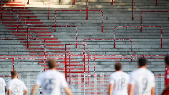 Los partidos se juegan a puerta cerrada debido a la pandemia de Coronavirus.  Foto: Andreas Gebert - EFE