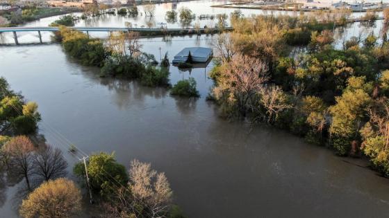 El 19 de mayo de 2020 La presa cedió después de fuertes lluvias, enviando agua río abajo y haciendo que la presa de Sanford cediera. Casi 10,000 personas fueron obligadas a evacuar sus hogares.  Foto: Tannen Maury