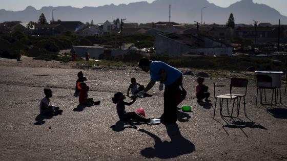 El presidente sudafricano Cyril Ramaphosa anunció un paquete de ayuda económica de 500 mil millones de Rand (24,7 mil millones de euros) destinado a ayudar a algunos de los ciudadanos más pobres en medio de la actual pandemia de coronavirus.  Foto: Nic Bothma - EFE