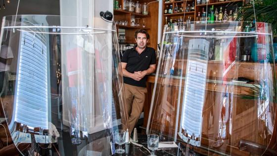 El diseñador francés Christophe Gernigon posa con su creación 'la burbuja de plexiglás' que rodea a los clientes para protegerlos de la infección por covid-19 durante una presentación en el restaurante HAND en París.   Foto: Christophe Petit Tesson - EFE