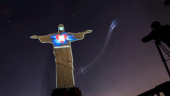 El Cristo Redentor de Río de Janeiro luce una máscara proyectada en su rostro para concienciar a la población de la importancia de su uso durante la pandemia de coronavirus.  Foto: Antonio Lacerda - EFE