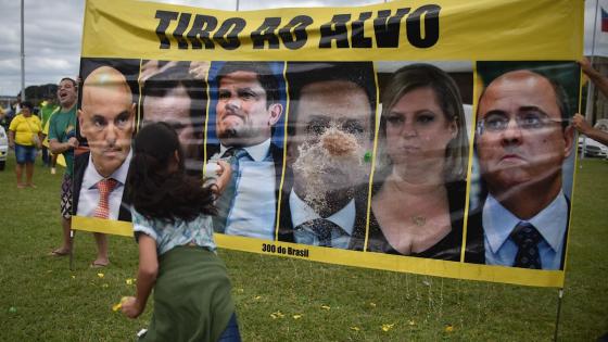 Defensores del presidente brasileño Jair Bolsonaro, realizan un acto de protesta en la capital federal Brasilia, contra el Supremo Tribunal de Justicia (STF) de Brasil, los presidentes de la Cámara de Diputados y del Senado federal y los gobernadores que apoyan la cuarentena durante la pandemia de coronavirus que ya ha dejado a más de 10 mil personas fallecidas en el país.  Foto: Andre Borges - EFE 