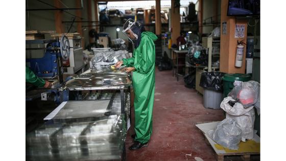 Para evitar la propagación del Covid-19, una microempresa del municipio de Soacha creó unos elementos de bioseguridad llamados ‘Caretas de vida’, que consiste en la fabricación en serie de máscaras antifluido, de bajo costo, elaboradas en polietileno reciclable.  Foto: Juancho Torres - Anadolu