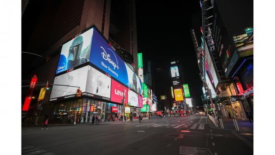Este emblemático lugar de la ciudad de Nueva York se ve solitario, mientras los neoyorquinos permanecen en sus casas para evitar la propagación del coronavirus.  Foto: Tayfun Coşkun