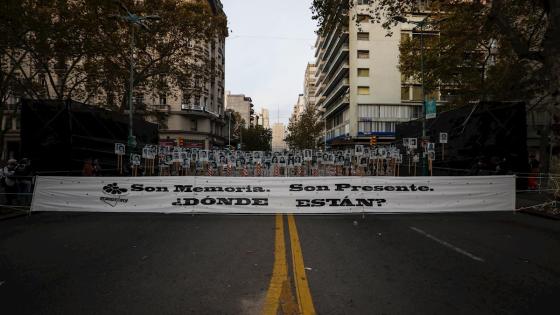 Cientos de miles de personas invaden las calles para marchar, en silencio, por los casi 200 detenidos desaparecidos en la dictadura cívico-militar (1973-1985). Sin embargo, el Covid-19 cambió los planes de la 25ª edición de esta convocatoria. Este miércoles, la petición de verdad y justicia y las ganas de saber qué pasó con aquellos a quienes parece se tragó la tierra, se escaparon de las calles. Foto: Federico Anfitti - EFE Cientos de miles de personas invaden las calles para marchar, en silencio, por los casi 200 detenidos desaparecidos en la dictadura cívico-militar (1973-1985). Sin embargo, el Covid-19 cambió los planes de la 25ª edición de esta convocatoria. Este miércoles, la petición de verdad y justicia y las ganas de saber qué pasó con aquellos a quienes parece se tragó la tierra, se escaparon de las calles. Foto: Federico Anfitti - EFE