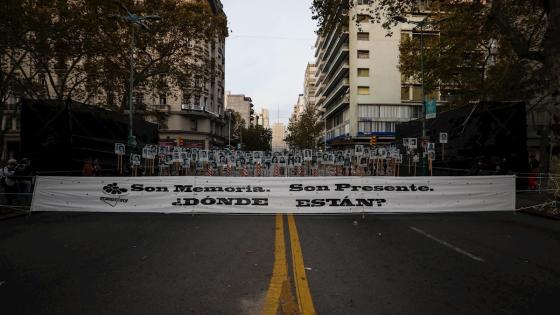 Cientos de miles de personas invaden las calles para marchar, en silencio, por los casi 200 detenidos desaparecidos en la dictadura cívico-militar (1973-1985). Sin embargo, el Covid-19 cambió los planes de la 25ª edición de esta convocatoria. Este miércoles, la petición de verdad y justicia y las ganas de saber qué pasó con aquellos a quienes parece se tragó la tierra, se escaparon de las calles.   Foto: Federico Anfitti - EFE 