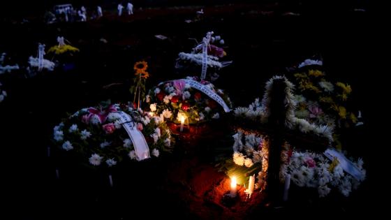 Así es el día a día de los sepultureros del cementerio brasileño de Vila Formosa, el mayor de Latinoamérica, en plena pandemia de coronavirus: "Es un cuerpo detrás de otro, no paramos".  Foto:  Fernando Bizerra - EFE