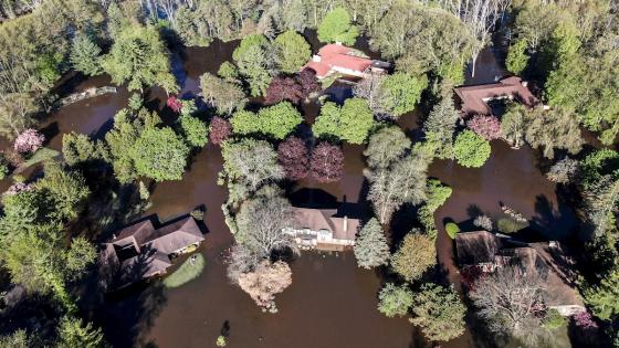 El 19 de mayo de 2020 La presa cedió después de fuertes lluvias, enviando agua río abajo y haciendo que la presa de Sanford cediera. Casi 10,000 personas fueron obligadas a evacuar sus hogares.  Foto: Tannen Maury