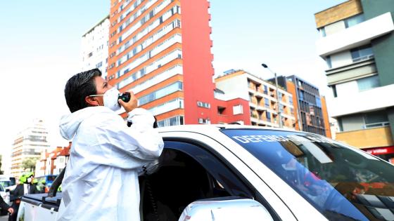 Bogotá amaneció este jueves con cinco nuevas zonas en alerta naranja por la pandemia de COVID-19, sectores que estarán bajo vigilancia epidemiológica para frenar la cadena de contagios en la capital colombiana donde están 4.685 de los 12.930 casos del país.  Foto: Carlos Ortega - EFE