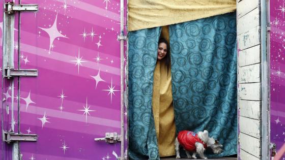 El mundo del circo vive sus peores días en Bogotá desde hace casi dos meses por el confinamiento del coronavirus, pero algunos artistas se resisten a bajar el telón y confían en que más temprano que tarde el público regresará para darle vida al espectáculo.  Foto: Mauricio Dueñas - EFE 