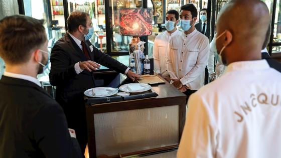 El diseñador francés Christophe Gernigon posa con su creación 'la burbuja de plexiglás' que rodea a los clientes para protegerlos de la infección por covid-19 durante una presentación en el restaurante HAND en París.   Foto: Christophe Petit Tesson - EFE