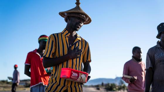 El presidente sudafricano Cyril Ramaphosa anunció un paquete de ayuda económica de 500 mil millones de Rand (24,7 mil millones de euros) destinado a ayudar a algunos de los ciudadanos más pobres en medio de la actual pandemia de coronavirus.