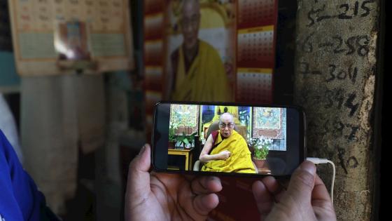 El líder espiritual tibetano Dalai Lama habló a través de una transmisión en vivo impartiendo enseñanzas budistas, a pedido de individuos y grupos de todo el mundo.  Foto: Sanjay Baid - EFE 