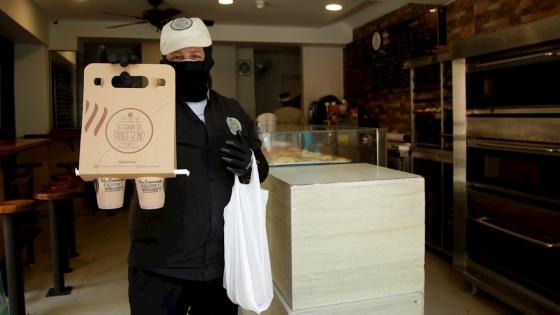 En Colombia hay al menos 50.000 bares y más de 44.000 restaurantes legales que emplean a unas 850.000 personas que hoy están a la deriva por la COVID-19, pues el país está en cuarentena desde el pasado 25 de marzo y los ingresos por domicilios, en la mayoría de casos, no se acercan ni a la mitad de las ventas habituales. Foto: Ricardo Maldonado Rozo - EFE En Colombia hay al menos 50.000 bares y más de 44.000 restaurantes legales que emplean a unas 850.000 personas que hoy están a la deriva por la COVID-19, pues el país está en cuarentena desde el pasado 25 de marzo y los ingresos por domicilios, en la mayoría de casos, no se acercan ni a la mitad de las ventas habituales. Foto: Ricardo Maldonado Rozo - EFE