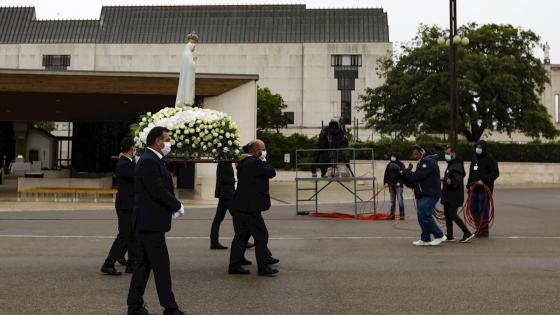 Este año el día de la virgen de Fátima se celebra sin la presencia física de los peregrinos debido a la pandemia de Covid-19, sin embargo hoy se realizo una peregrinación en la Basílica de Nuestra Señora del Rosario en el santuario de Fátima.  Foto: Paulo Novais - EFE 
