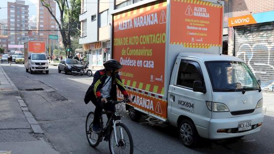 Bogotá amaneció este jueves con cinco nuevas zonas en alerta naranja por la pandemia de COVID-19, sectores que estarán bajo vigilancia epidemiológica para frenar la cadena de contagios en la capital colombiana donde están 4.685 de los 12.930 casos del país.  Foto: Carlos Ortega - EFE
