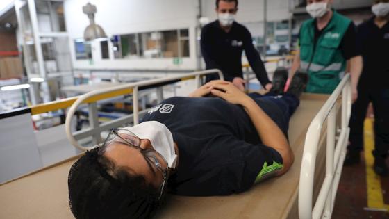 La fábrica ABC Displays comenzó a producir camas hospitalarias hechas con cartón, que cumplen con una doble función, ya que pueden transformarse en ataúdes si el paciente fallece por Covid-19.  Foto: Carlos Ortega - EFE