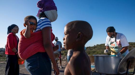El presidente sudafricano Cyril Ramaphosa anunció un paquete de ayuda económica de 500 mil millones de Rand (24,7 mil millones de euros) destinado a ayudar a algunos de los ciudadanos más pobres en medio de la actual pandemia de coronavirus.  Foto: Nic Bothma - EFE