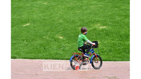 El presidente Iván Duque anunció este martes 5 de mayo que los niños y jóvenes entre 6 y 17 años podrán salir tres veces a la semana durante media hora y acompañados por un cuidador que no esté en el grupo poblacional en riesgo.  Foto: Andrés Lozano - KienyKe.com 