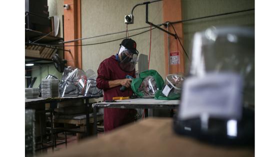 Para evitar la propagación del Covid-19, una microempresa del municipio de Soacha creó unos elementos de bioseguridad llamados ‘Caretas de vida’, que consiste en la fabricación en serie de máscaras antifluido, de bajo costo, elaboradas en polietileno reciclable.  Foto: Juancho Torres - Anadolu