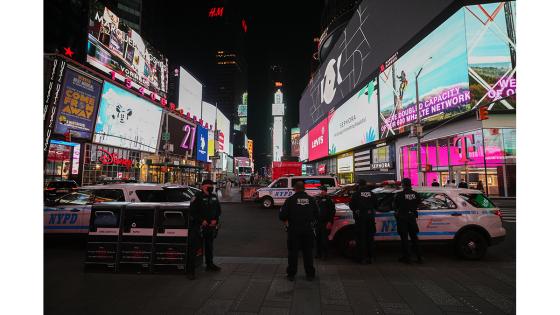 Este emblemático lugar de la ciudad de Nueva York se ve solitario, mientras los neoyorquinos permanecen en sus casas para evitar la propagación del coronavirus.  Foto: Tayfun Coşkun