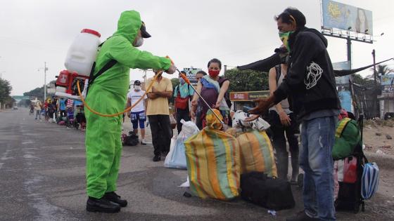 El deseo de miles de venezolanos de regresar a su país por la pandemia del coronavirus, que los dejó sin oportunidades de trabajo en Colombia, se ha convertido en toda una odisea para familias enteras que a diario chocan con todo tipo de obstáculos para llegar hasta la frontera. 