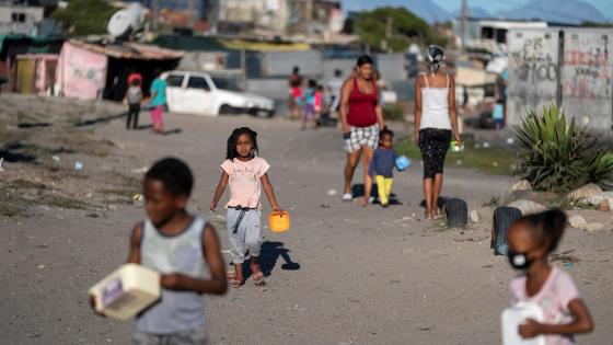El presidente sudafricano Cyril Ramaphosa anunció un paquete de ayuda económica de 500 mil millones de Rand (24,7 mil millones de euros) destinado a ayudar a algunos de los ciudadanos más pobres en medio de la actual pandemia de coronavirus.  Foto: Nic Bothma - EFE