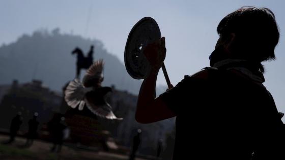 Fuerzas Especiales de Carabineros acompañaron a los manifestantes durante una concentración en la Plaza Italia de Santiago (Chile), con motivo de la celebración del Día Internacional del Trabajador.  Foto: Alberto Valdés