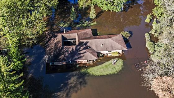 El 19 de mayo de 2020 La presa cedió después de fuertes lluvias, enviando agua río abajo y haciendo que la presa de Sanford cediera. Casi 10,000 personas fueron obligadas a evacuar sus hogares.  Foto: Tannen Maury