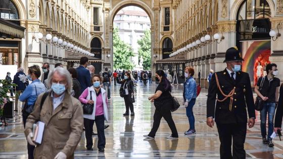 La vida en las calles de Italia empieza a retornar a la normalidad, con los debidos protocolos de seguridad en la reapertura de restaurantes, lugares de culto, museos, tiendas, en medio de las medidas de alivio del coronavirus.  Foto: Paolo Salmoirago - EFE 